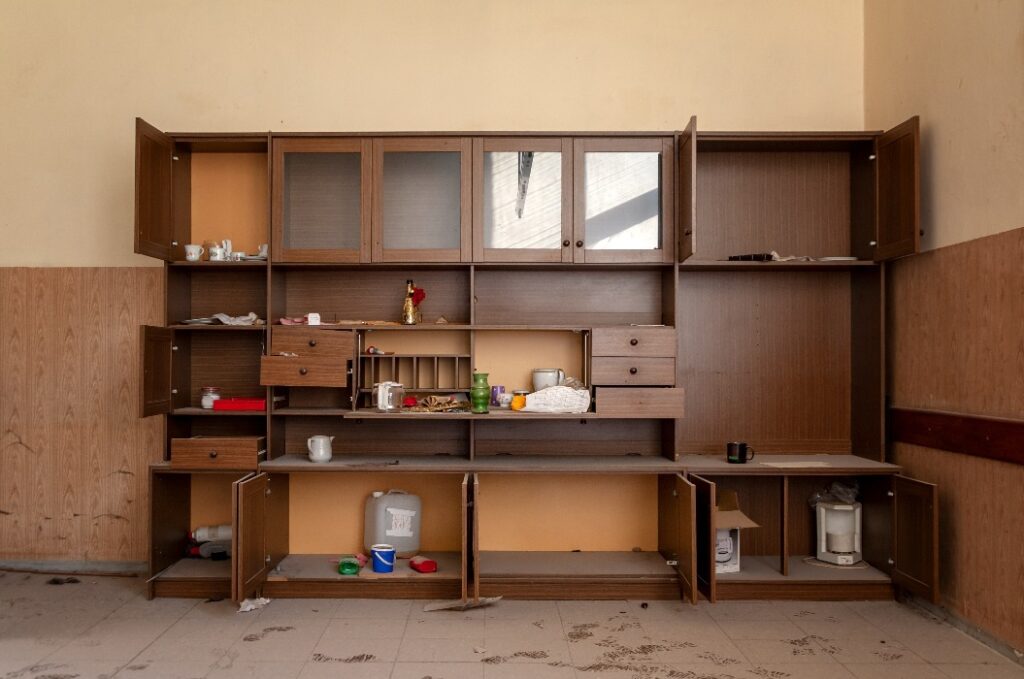 Alte Schrankwand in einer schmutzigen Wohnung